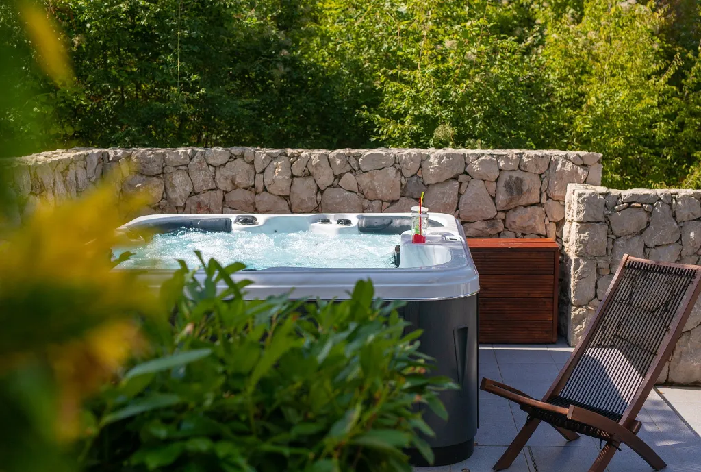 Spacious Family Villa with Heated Pool in Kras
