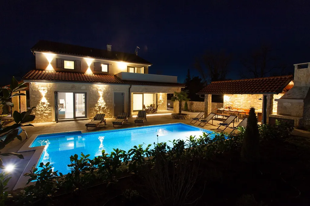 Spacious Family Villa with Heated Pool in Kras