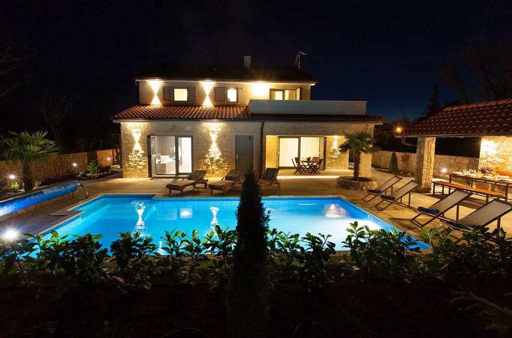 Spacious Family Villa with Heated Pool in Kras