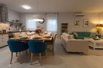 Spacious Family Villa with Heated Pool in Kras