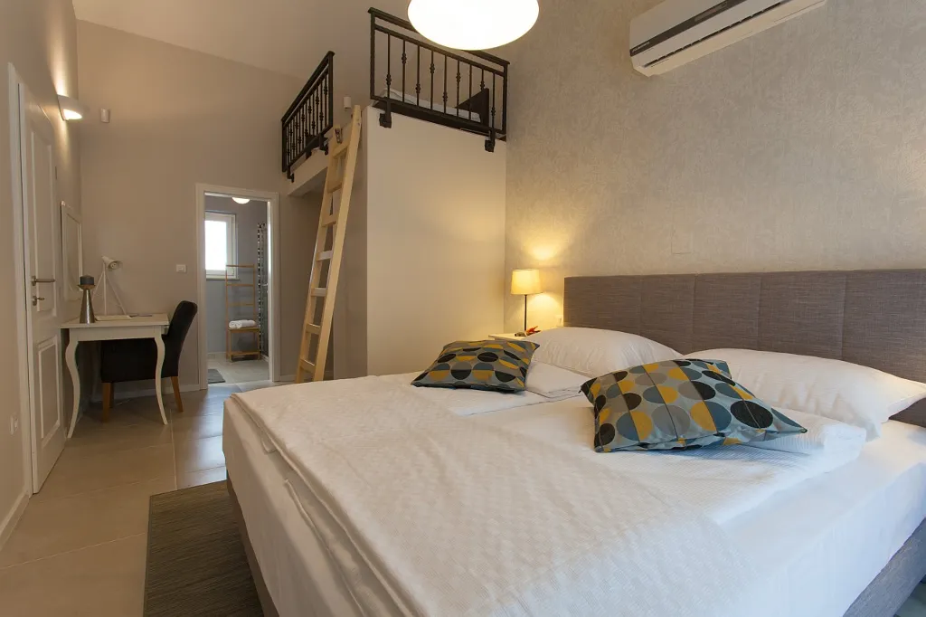 Spacious Family Villa with Heated Pool in Kras