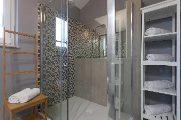 Spacious Family Villa with Heated Pool in Kras