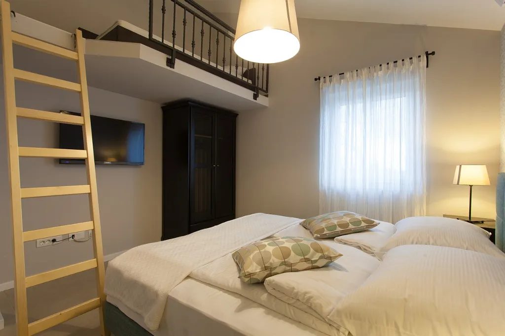 Spacious Family Villa with Heated Pool in Kras