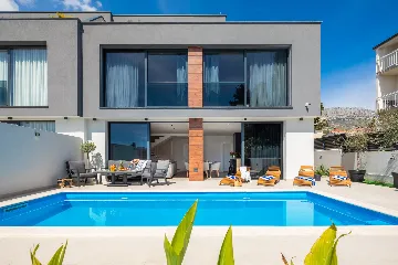 Contemporary Villa with Heated Pool in Kaštel Kambelovac