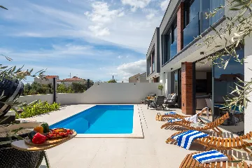 Contemporary Villa with Heated Pool in Kaštel Kambelovac