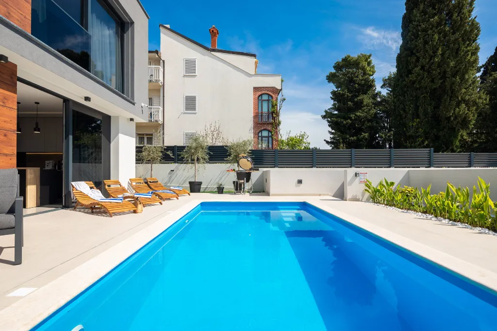 Contemporary Villa with Heated Pool in Kaštel Kambelovac