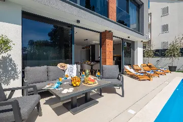 Contemporary Villa with Heated Pool in Kaštel Kambelovac