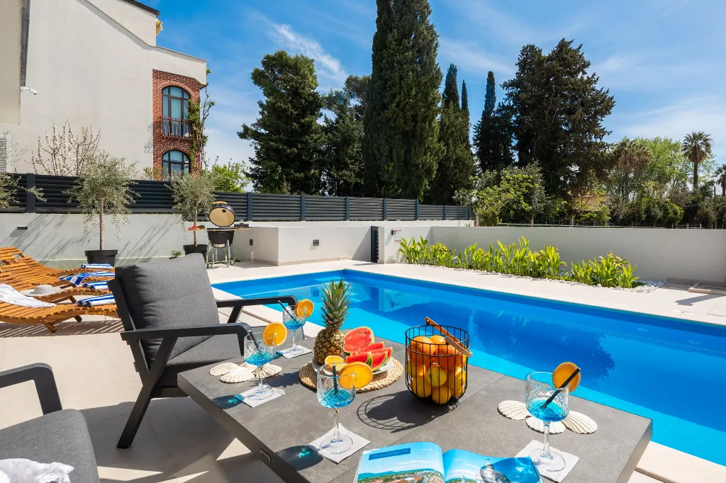 Contemporary Villa with Heated Pool in Kaštel Kambelovac