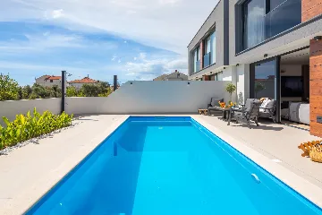 Contemporary Villa with Heated Pool in Kaštel Kambelovac