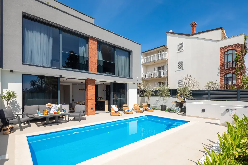 Contemporary Villa with Heated Pool in Kaštel Kambelovac