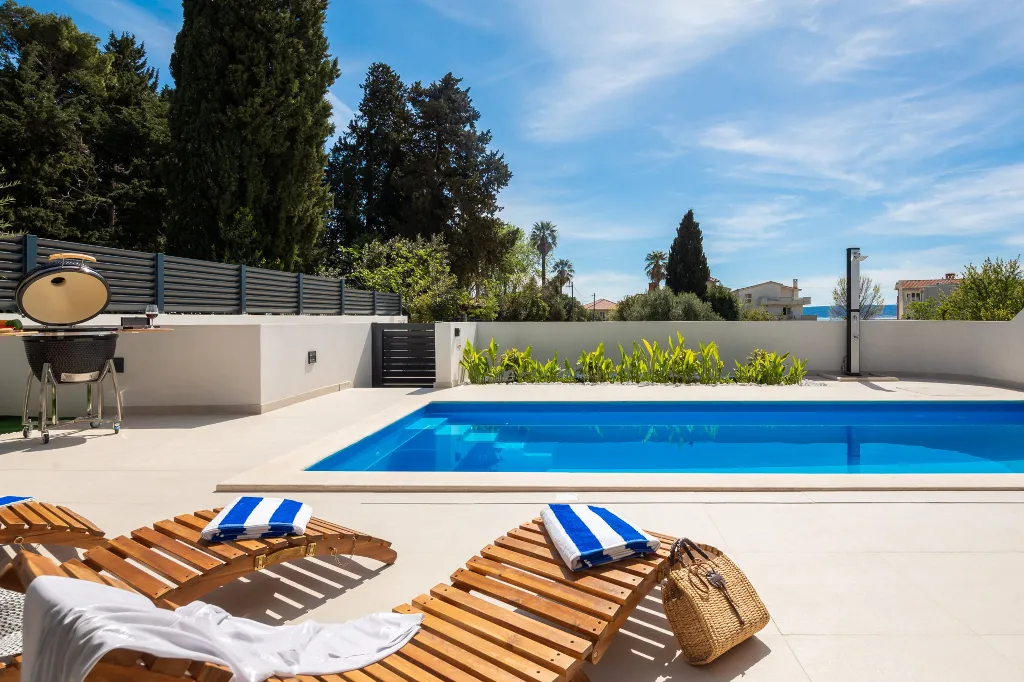 Contemporary Villa with Heated Pool in Kaštel Kambelovac