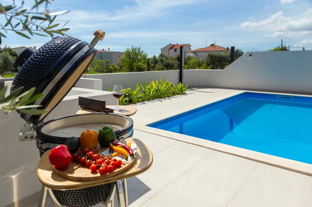 Contemporary Villa with Heated Pool in Kaštel Kambelovac