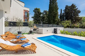 Contemporary Villa with Heated Pool in Kaštel Kambelovac