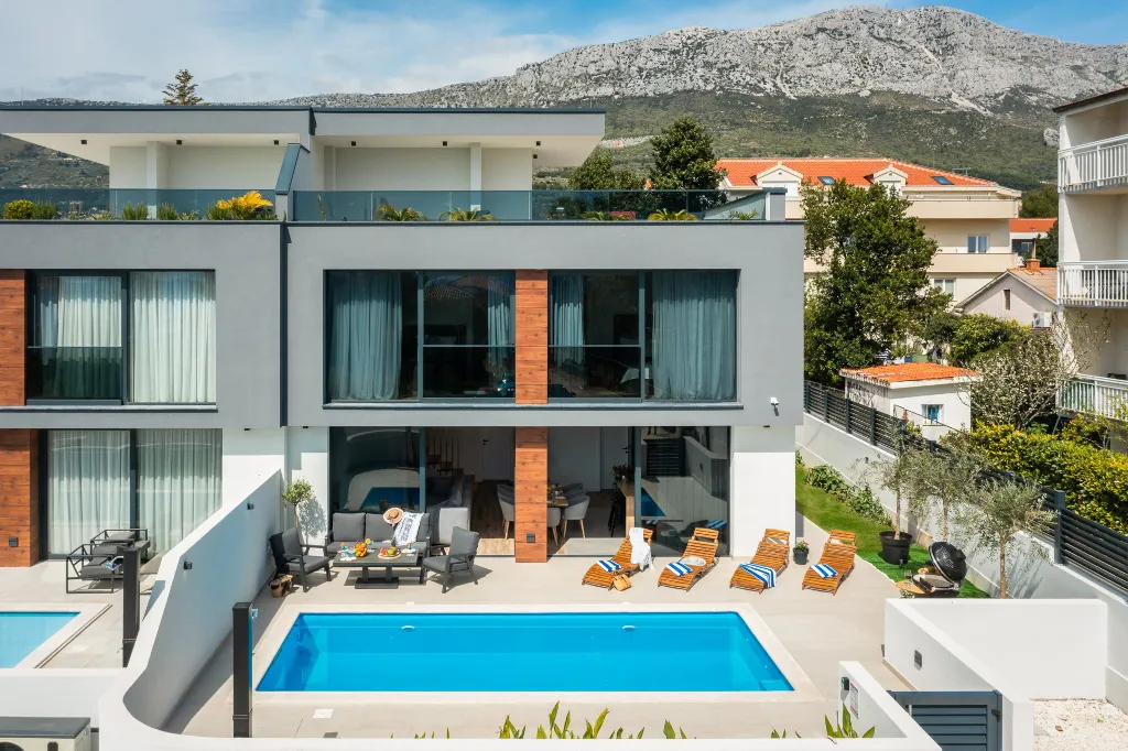 Contemporary Villa with Heated Pool in Kaštel Kambelovac