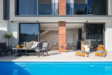 Contemporary Villa with Heated Pool in Kaštel Kambelovac