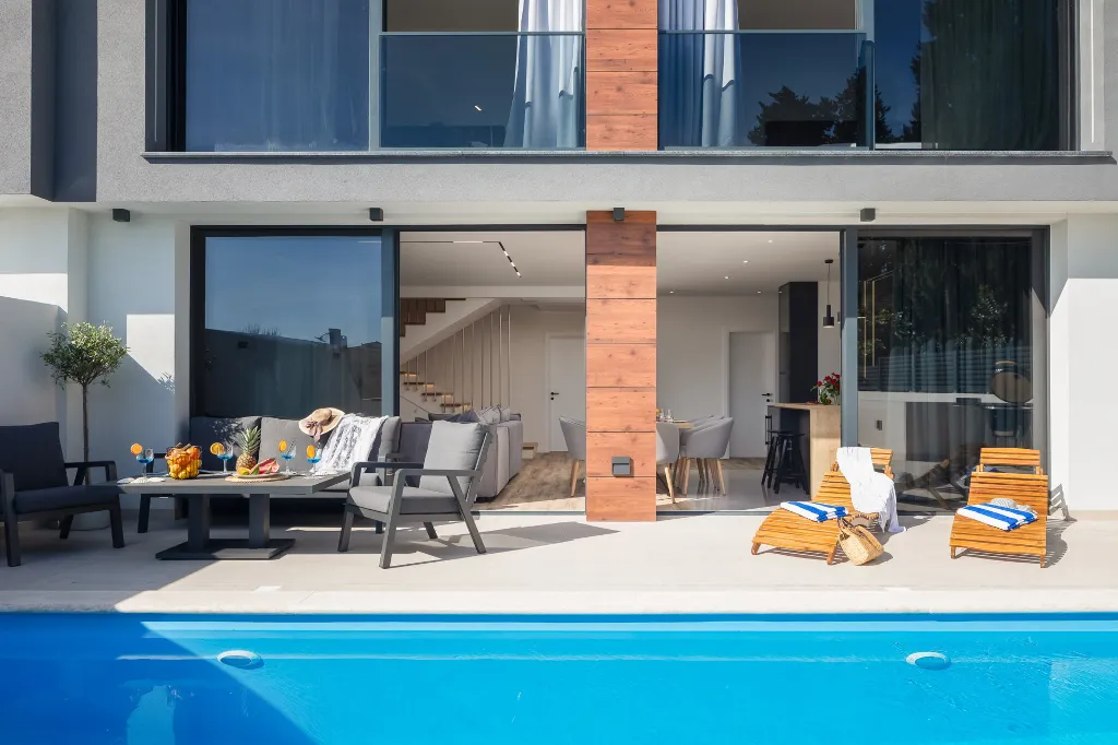 Contemporary Villa with Heated Pool in Kaštel Kambelovac