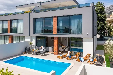 Contemporary Villa with Heated Pool in Kaštel Kambelovac