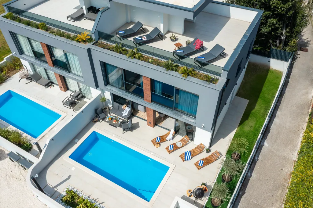 Contemporary Villa with Heated Pool in Kaštel Kambelovac