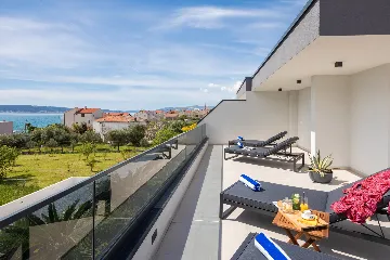 Contemporary Villa with Heated Pool in Kaštel Kambelovac