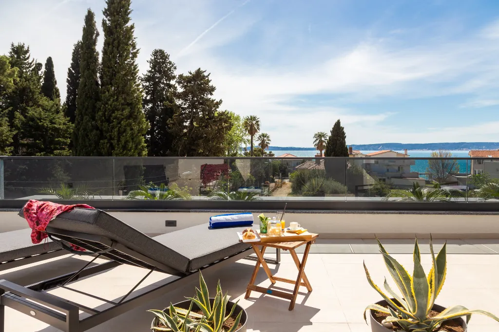 Contemporary Villa with Heated Pool in Kaštel Kambelovac