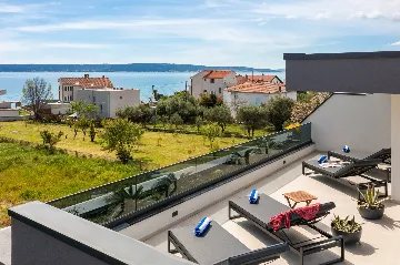 Contemporary Villa with Heated Pool in Kaštel Kambelovac