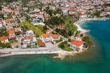 Contemporary Villa with Heated Pool in Kaštel Kambelovac