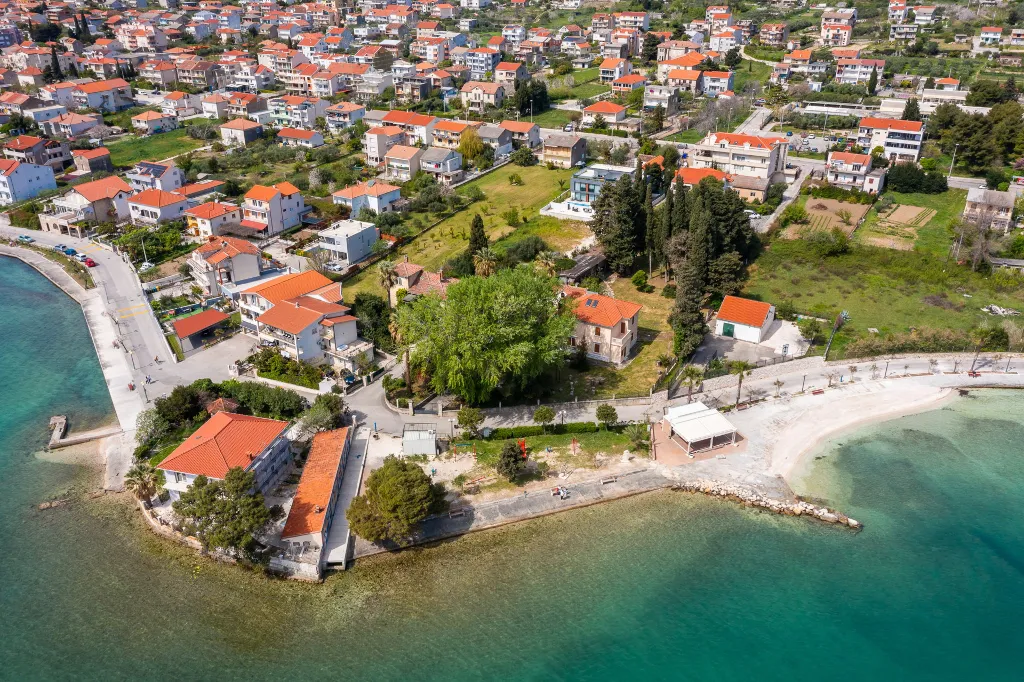 Contemporary Villa with Heated Pool in Kaštel Kambelovac