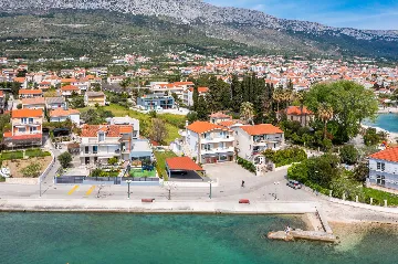 Contemporary Villa with Heated Pool in Kaštel Kambelovac