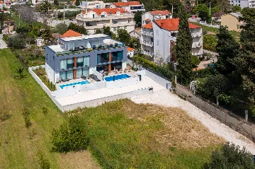 Contemporary Villa with Heated Pool in Kaštel Kambelovac