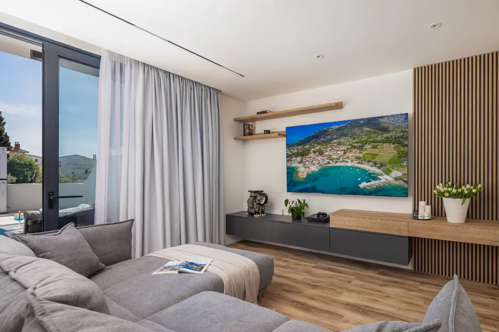 Contemporary Villa with Heated Pool in Kaštel Kambelovac