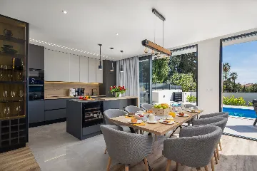 Contemporary Villa with Heated Pool in Kaštel Kambelovac