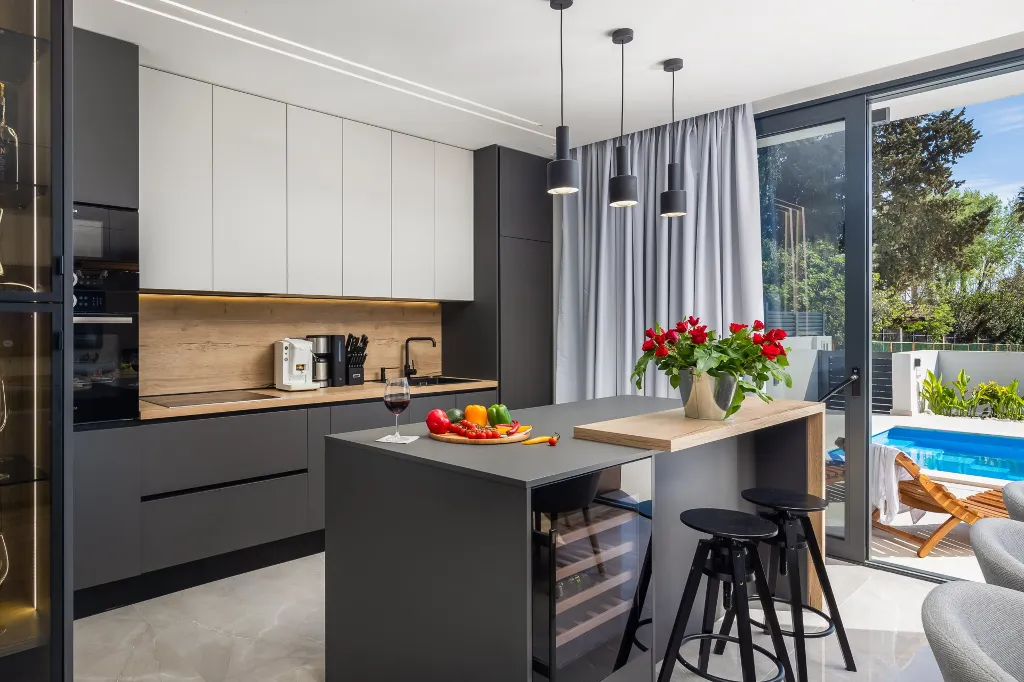 Contemporary Villa with Heated Pool in Kaštel Kambelovac