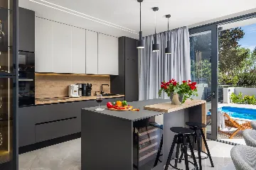 Contemporary Villa with Heated Pool in Kaštel Kambelovac