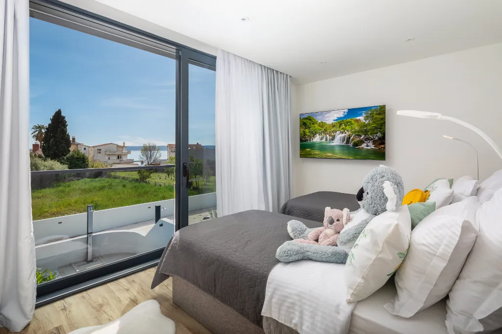 Contemporary Villa with Heated Pool in Kaštel Kambelovac