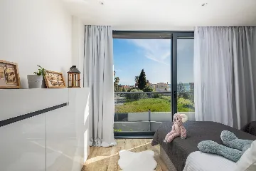 Contemporary Villa with Heated Pool in Kaštel Kambelovac