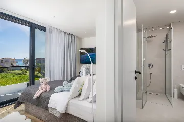 Contemporary Villa with Heated Pool in Kaštel Kambelovac