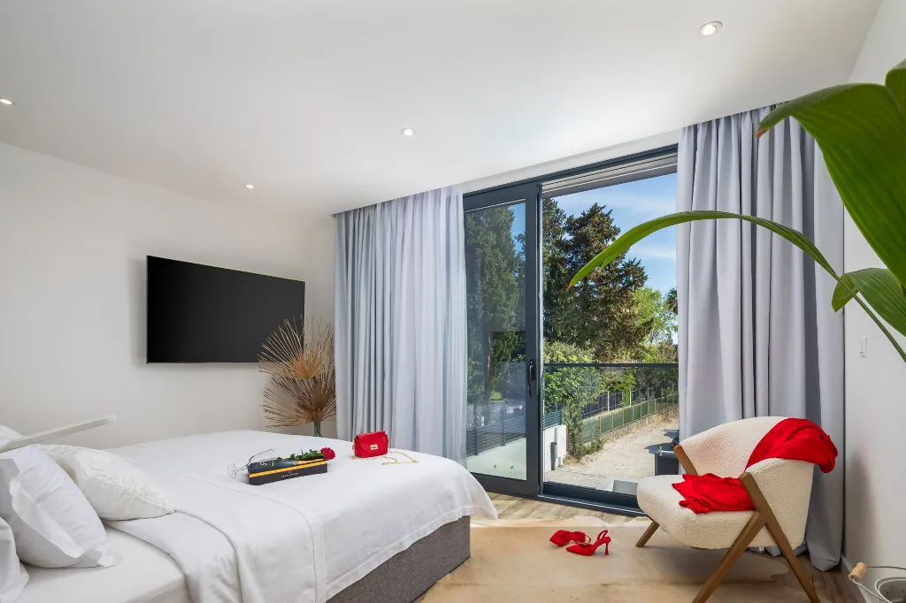 Contemporary Villa with Heated Pool in Kaštel Kambelovac