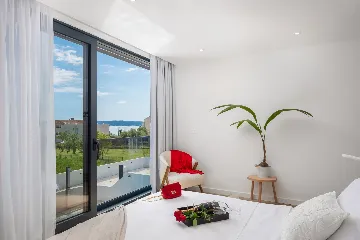 Contemporary Villa with Heated Pool in Kaštel Kambelovac