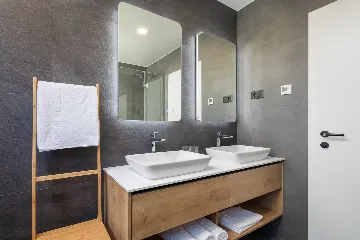 Contemporary Villa with Heated Pool in Kaštel Kambelovac