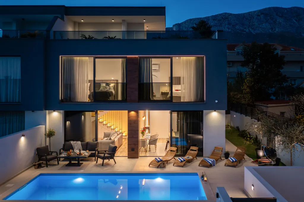 Contemporary Villa with Heated Pool in Kaštel Kambelovac