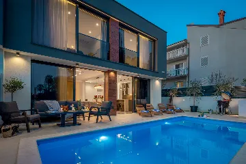 Contemporary Villa with Heated Pool in Kaštel Kambelovac