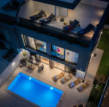 Contemporary Villa with Heated Pool in Kaštel Kambelovac