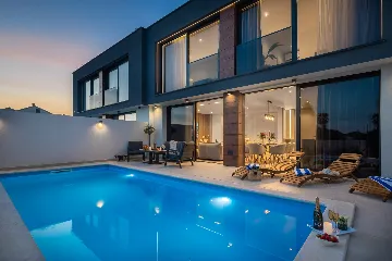 Contemporary Villa with Heated Pool in Kaštel Kambelovac
