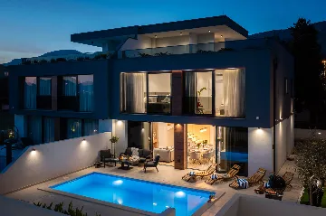 Contemporary Villa with Heated Pool in Kaštel Kambelovac