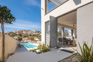 Seaside Retreat Villa with Infinity Pool in Sevid