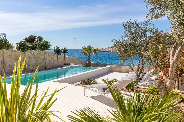 Seaside Retreat Villa with Infinity Pool in Sevid