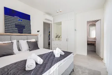 Seaside Retreat Villa with Infinity Pool in Sevid