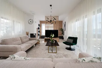 Modern 4-Bedroom Villa with Pool in Okrug Gornji