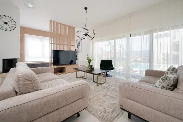 Modern 4-Bedroom Villa with Pool in Okrug Gornji