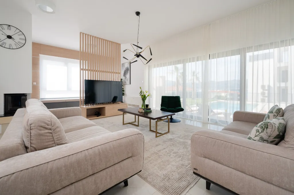Modern 4-Bedroom Villa with Pool in Okrug Gornji